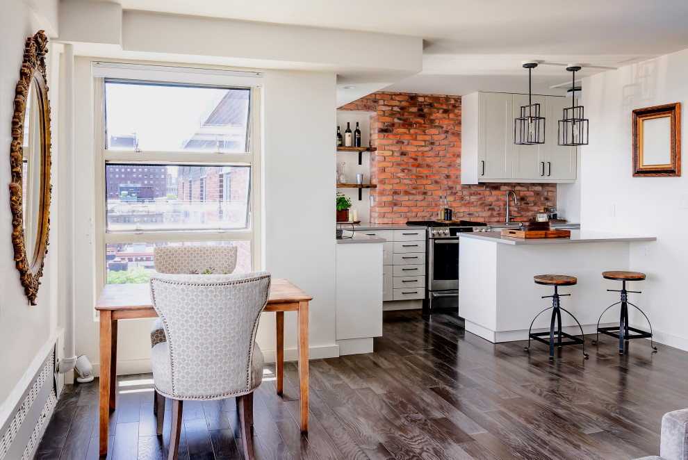 Exempel på ett litet lantligt grå grått kök, med en undermonterad diskho, skåp i shakerstil, vita skåp, bänkskiva i kvarts, rött stänkskydd, stänkskydd i tegel, rostfria vitvaror, laminatgolv, en halv köksö och grått golv
