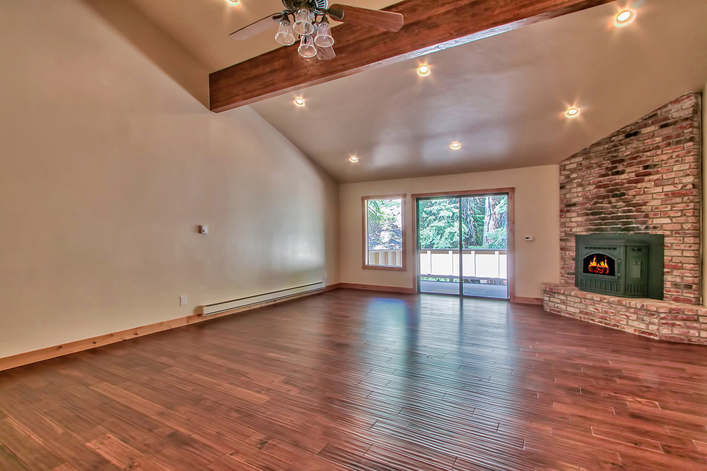 Small mountain style home design photo