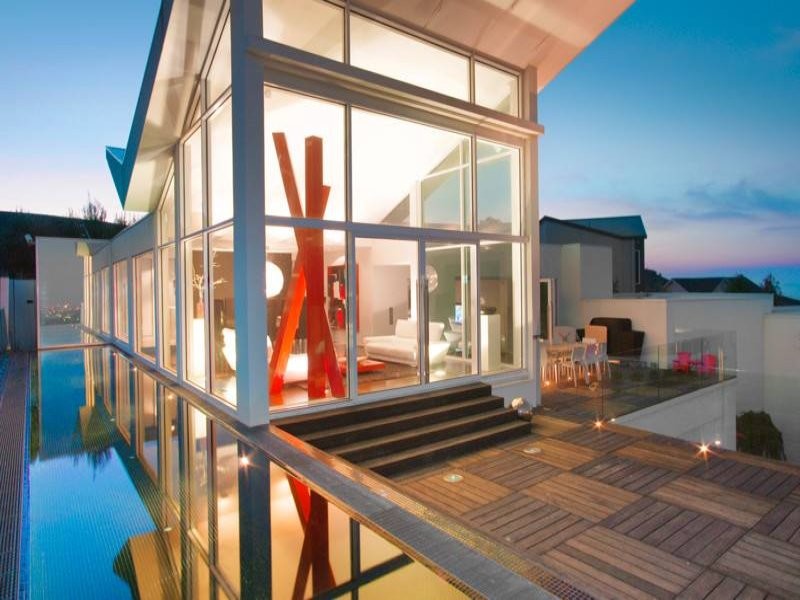 This is an example of a contemporary deck in Geelong.