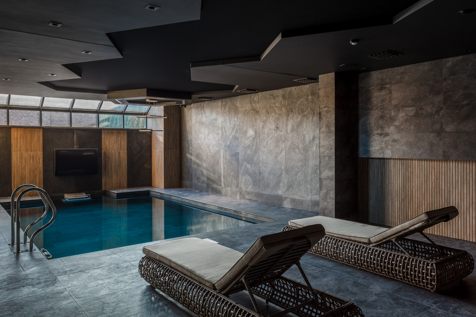 Сауна с бассейном в цоколе частного дома.