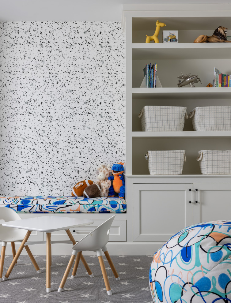 Cette photo montre une grande chambre neutre chic avec un mur beige, moquette, un sol gris et du papier peint.
