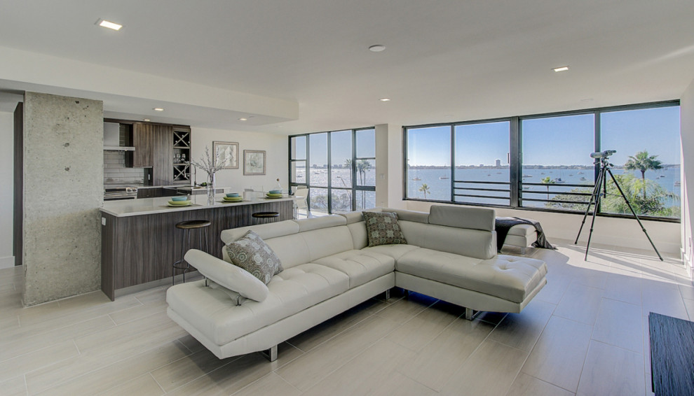 Immagine di un soggiorno minimalista aperto con pareti bianche, pavimento con piastrelle in ceramica e pavimento bianco