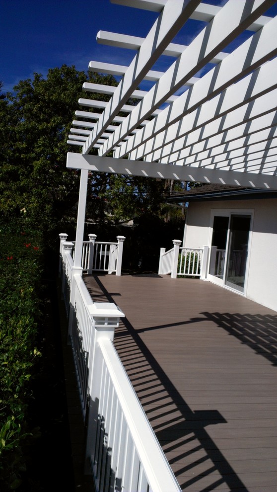 This is an example of a mid-sized traditional deck in Los Angeles with a pergola.