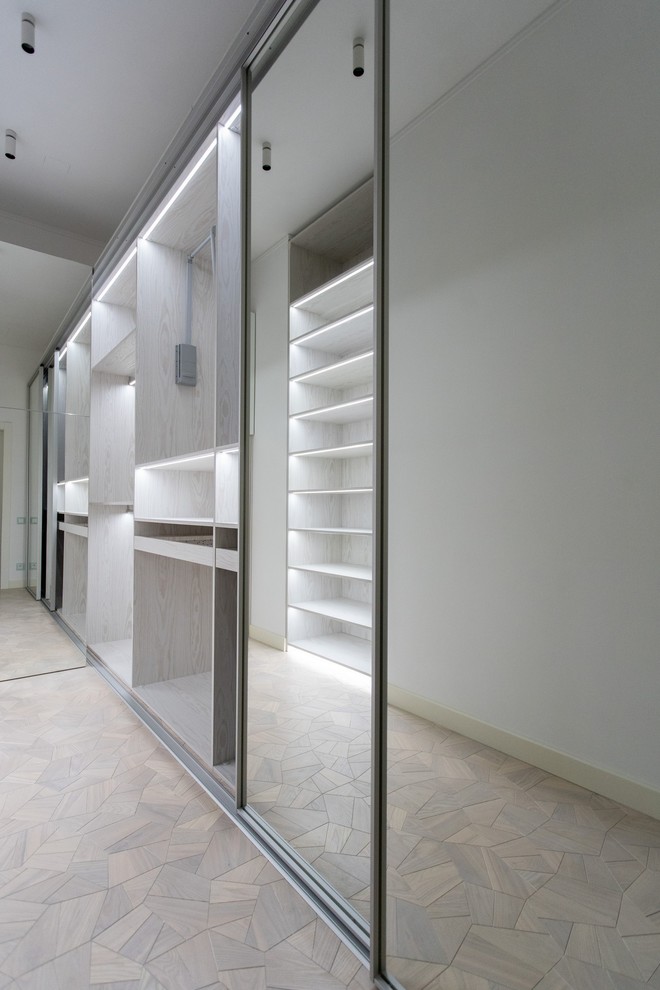 Гардеробная raumplus с LED-подсветкой, брючницами и пантографами