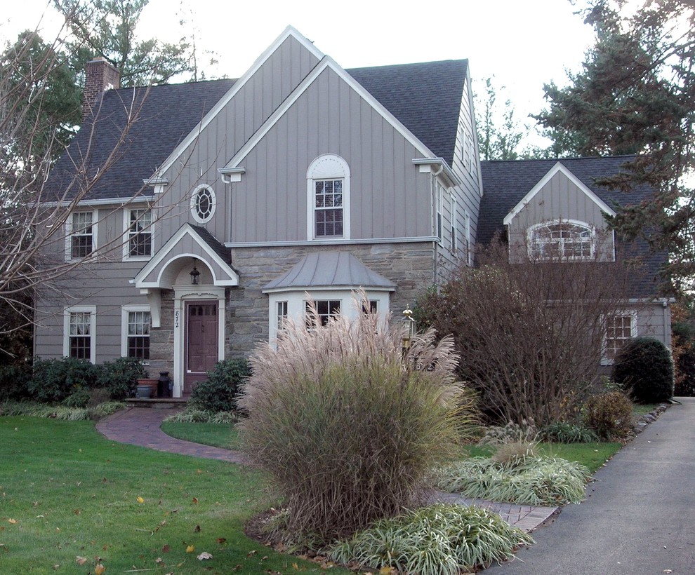 Design ideas for an expansive arts and crafts one-storey grey exterior in Newark with wood siding and a shingle roof.