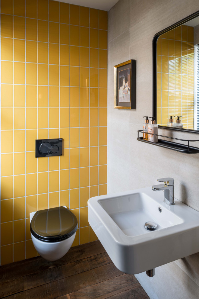 Exemple d'une salle de bain grise et jaune tendance.