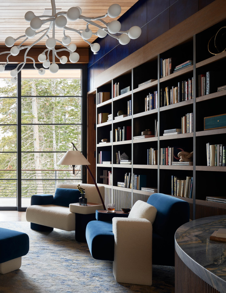 Aménagement d'un très grand salon moderne ouvert avec une bibliothèque ou un coin lecture, un mur marron, moquette, une cheminée standard, un sol marron, un plafond en bois et du lambris de bois.
