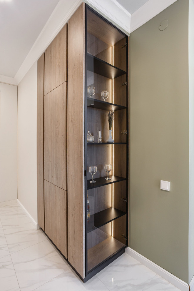 Светлая кухня с отдельным шкафом для холодильника