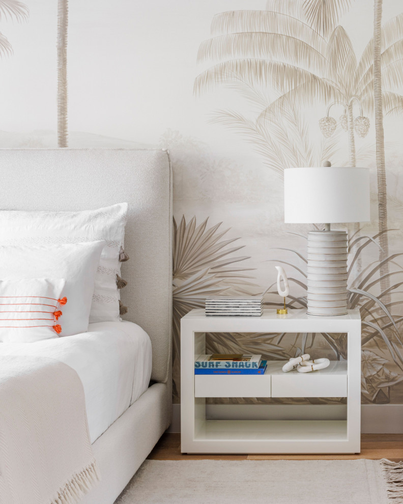 Ejemplo de dormitorio principal, blanco y beige y rosa marinero de tamaño medio con papel pintado, paredes multicolor, suelo de madera clara y suelo marrón