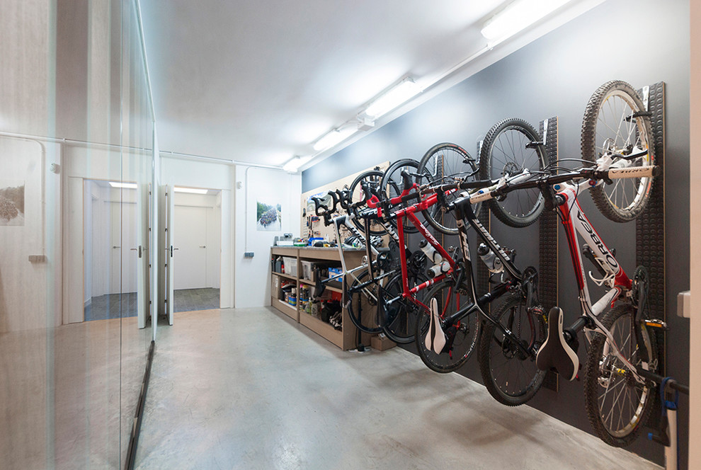 Modelo de garaje adosado contemporáneo de tamaño medio