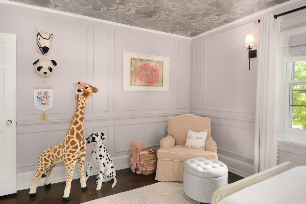 Inspiration pour une chambre de bébé fille traditionnelle de taille moyenne avec un mur violet, parquet foncé, un sol marron, un plafond en papier peint et boiseries.