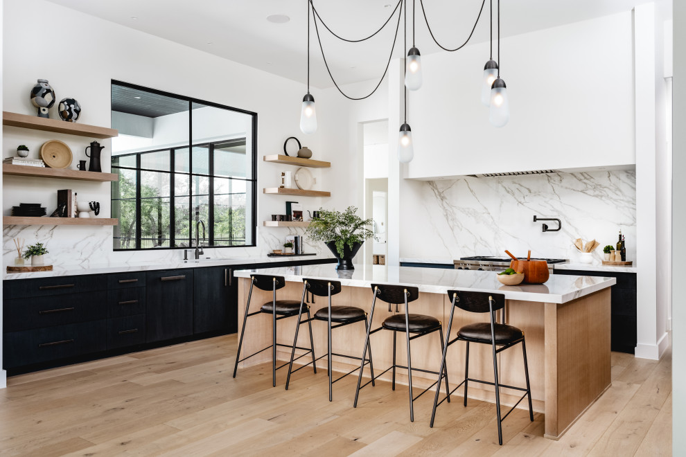 Transitional kitchen photo in Austin