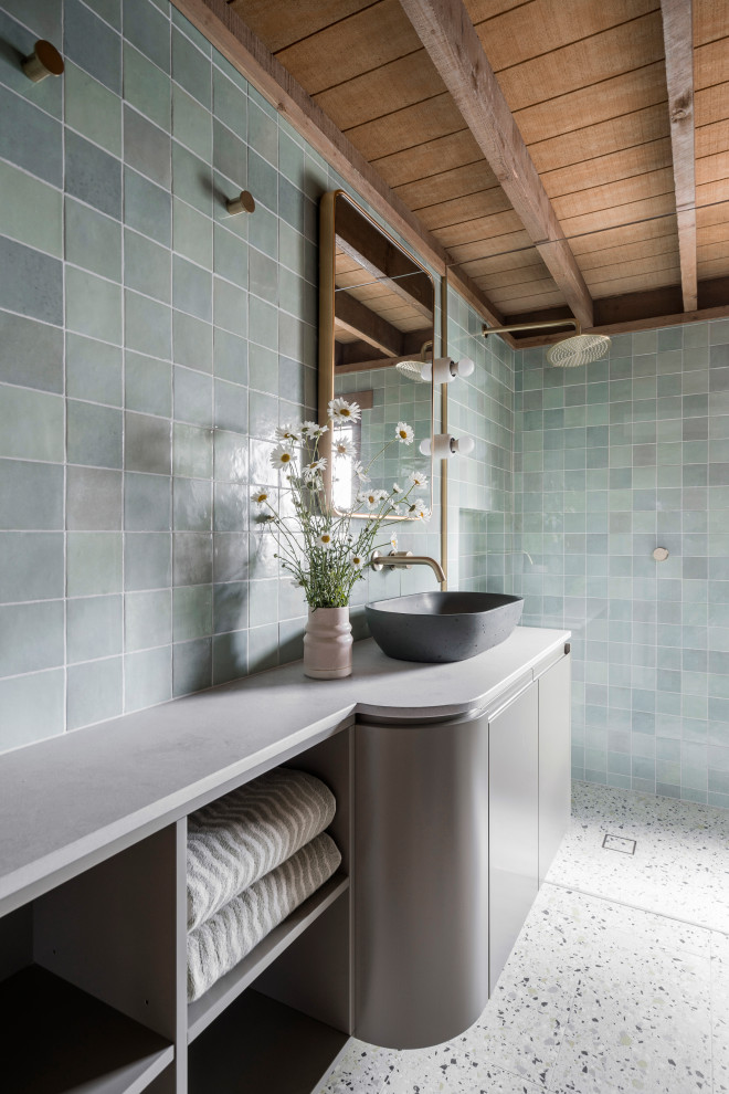Diseño de cuarto de baño principal y flotante rústico pequeño con ducha esquinera, baldosas y/o azulejos verdes, baldosas y/o azulejos de porcelana, encimera de cuarzo compacto, ducha abierta, encimeras grises y vigas vistas