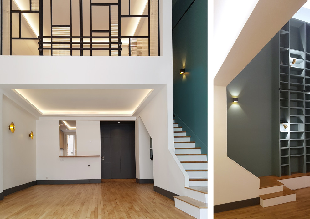Inspiration pour un grand salon design avec une salle de réception, un mur blanc, un sol en bois brun, un plafond décaissé et un plafond cathédrale.