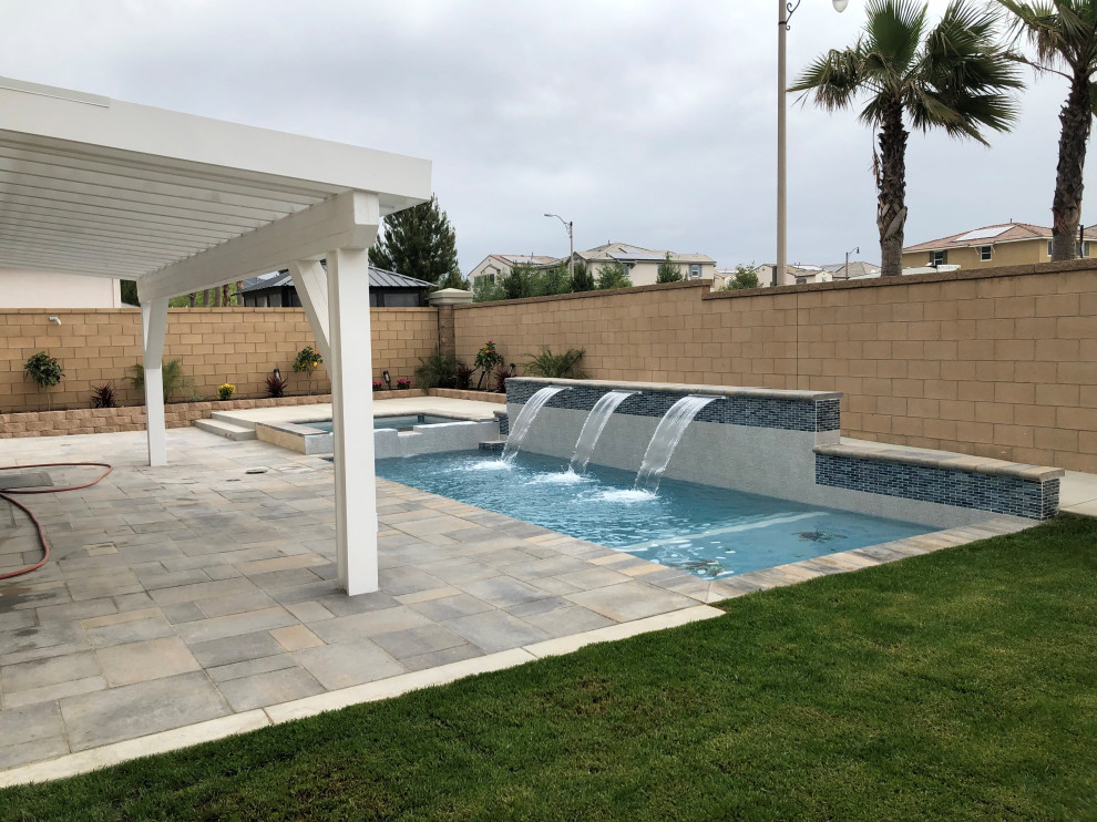 Diseño de casa de la piscina y piscina natural minimalista de tamaño medio a medida en patio trasero con adoquines de ladrillo