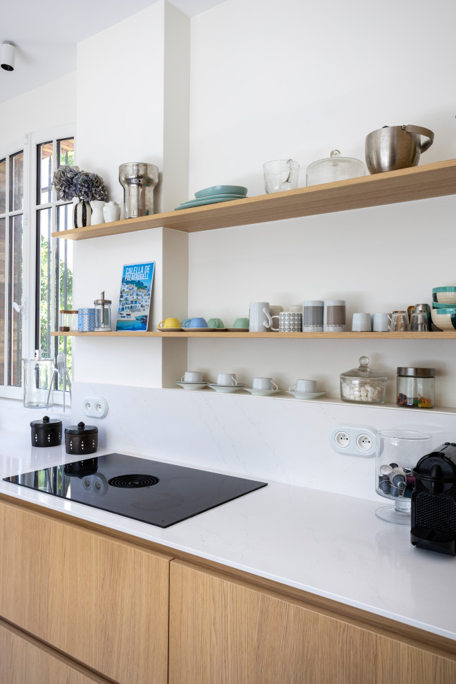 Immagine di una cucina design con ante in legno chiaro, top in quarzite, paraspruzzi bianco, paraspruzzi in quarzo composito e top bianco
