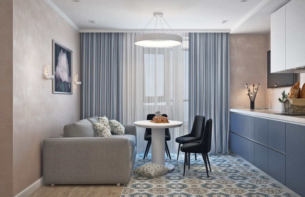 Синяя кухня в сочетании с яркой плиткой на полу.