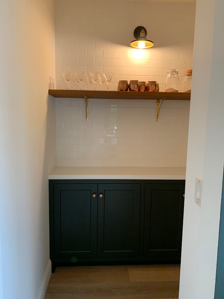 Inspiration for a transitional eat-in kitchen remodel in Los Angeles with an island