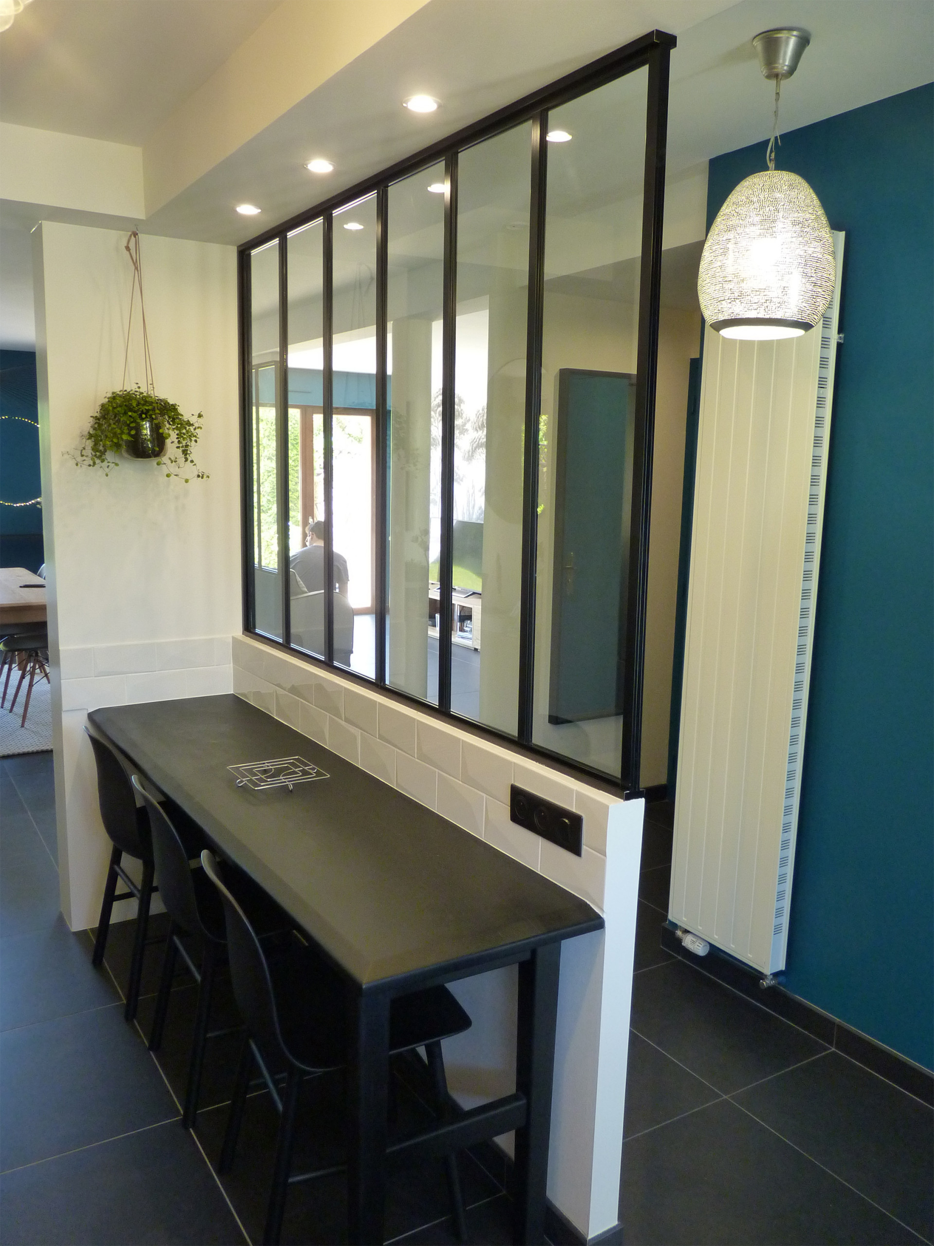 Table sur mesure dans la cuisine, et vue sur l'entrée séparée par une verrière