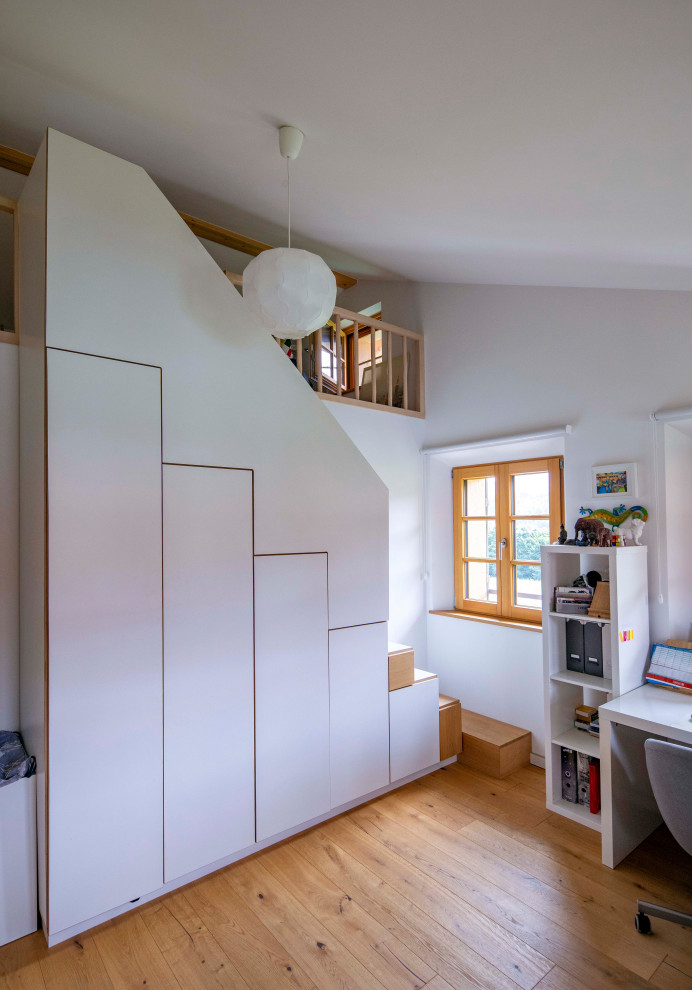 Landhausstil Jugendzimmer mit weißer Wandfarbe und braunem Holzboden in München