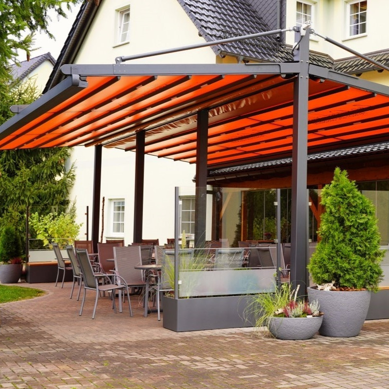 Diseño de terraza planta baja contemporánea de tamaño medio en patio lateral con iluminación y pérgola