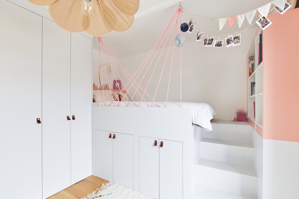 Design ideas for a medium sized contemporary kids' bedroom in Paris.