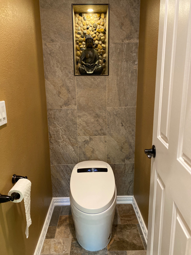 Idéer för stora orientaliska en-suite badrum, med en toalettstol med hel cisternkåpa