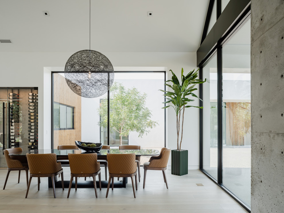 Стильный дизайн: гостиная-столовая в стиле модернизм с белыми стенами, светлым паркетным полом и сводчатым потолком - последний тренд