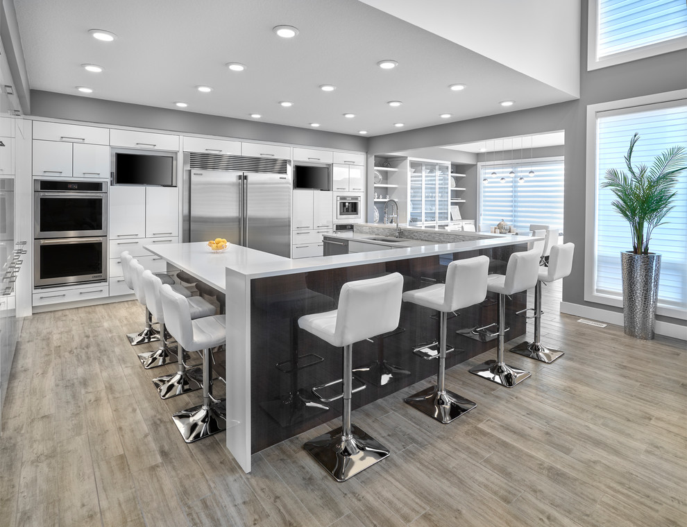 Design ideas for a mid-sized contemporary u-shaped kitchen pantry in Edmonton with an undermount sink, louvered cabinets, white cabinets, quartz benchtops, white splashback, stainless steel appliances, light hardwood floors, with island, brown floor and white benchtop.