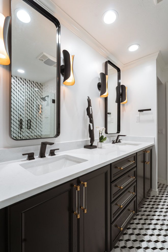 Idéer för att renovera ett mellanstort vintage vit vitt badrum, med skåp i shakerstil, svarta skåp, svart och vit kakel, vita väggar, bänkskiva i kvarts, svart golv och dusch med gångjärnsdörr