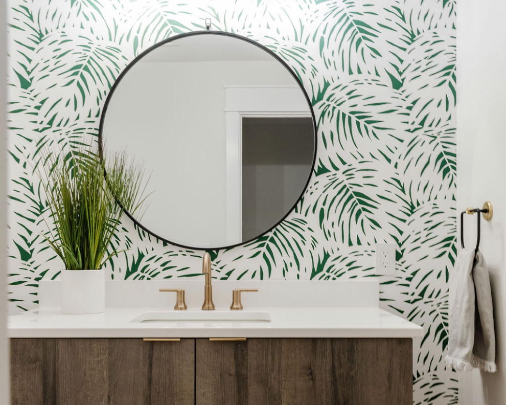 Идея дизайна: туалет среднего размера в стиле модернизм с искусственно-состаренными фасадами и зелеными стенами