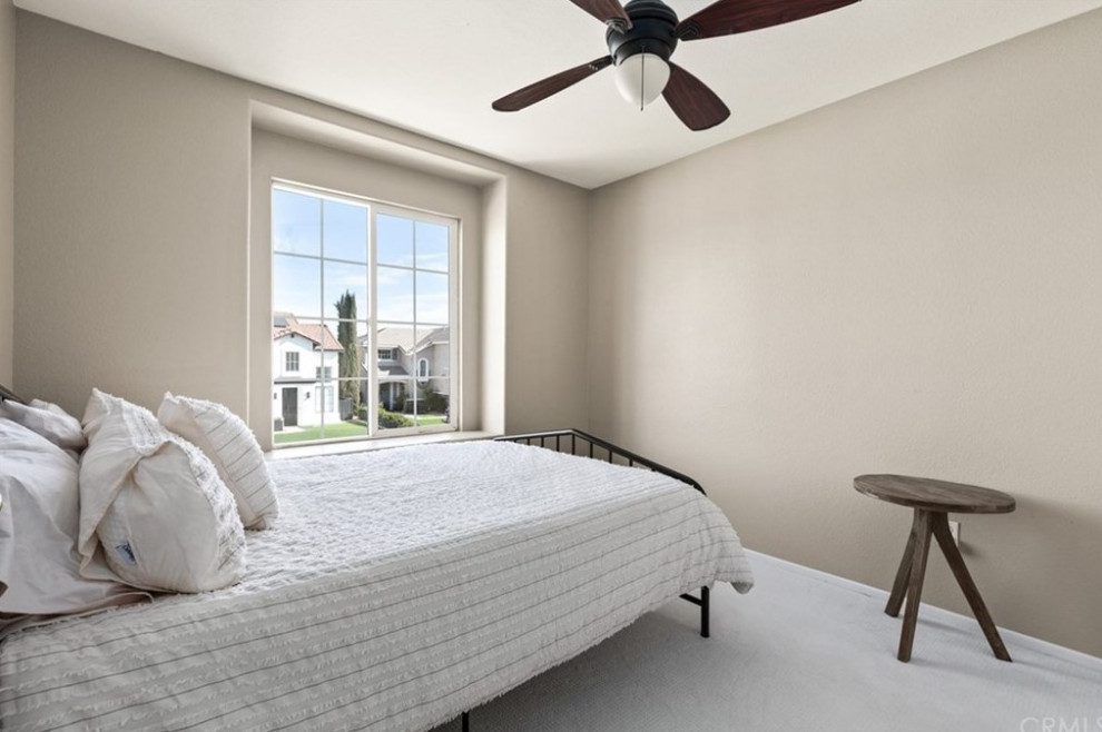 Свежая идея для дизайна: спальня с ковровым покрытием и белым полом - отличное фото интерьера