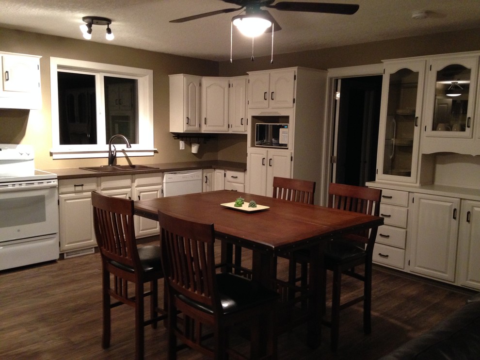 Example of a transitional home design design in Edmonton