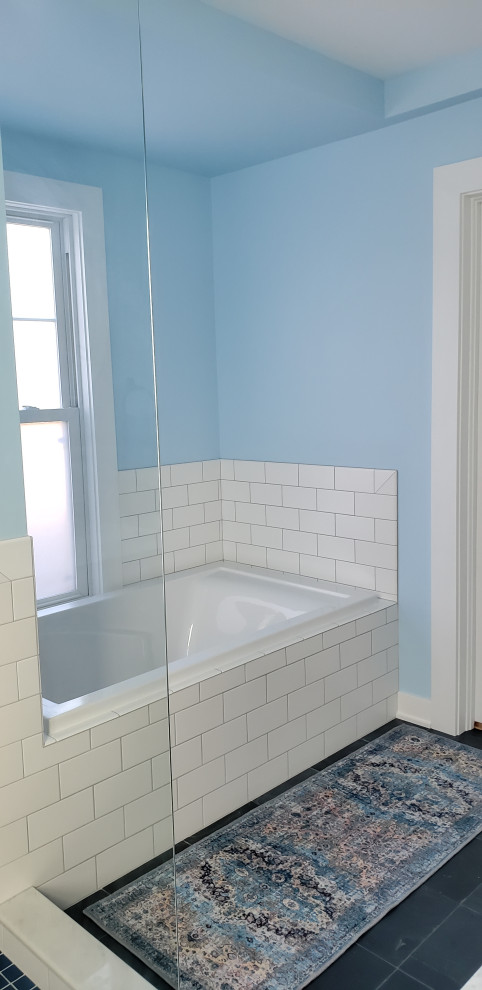 На фото: главная ванная комната среднего размера в стиле ретро с плоскими фасадами, фасадами цвета дерева среднего тона, накладной ванной, открытым душем, унитазом-моноблоком, белой плиткой, керамической плиткой, синими стенами, полом из сланца, врезной раковиной, мраморной столешницей, черным полом, открытым душем, белой столешницей, тумбой под две раковины и напольной тумбой с