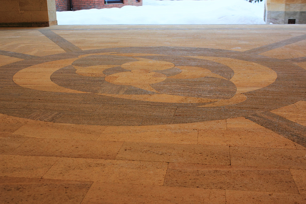 Облицовка природным камнем комплекса для отдыха с беседкой.