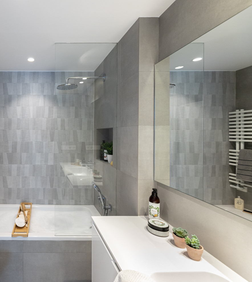 Design ideas for a mid-sized modern master bathroom in Barcelona with flat-panel cabinets, white cabinets, engineered quartz benchtops, white benchtops, a single vanity and a built-in vanity.
