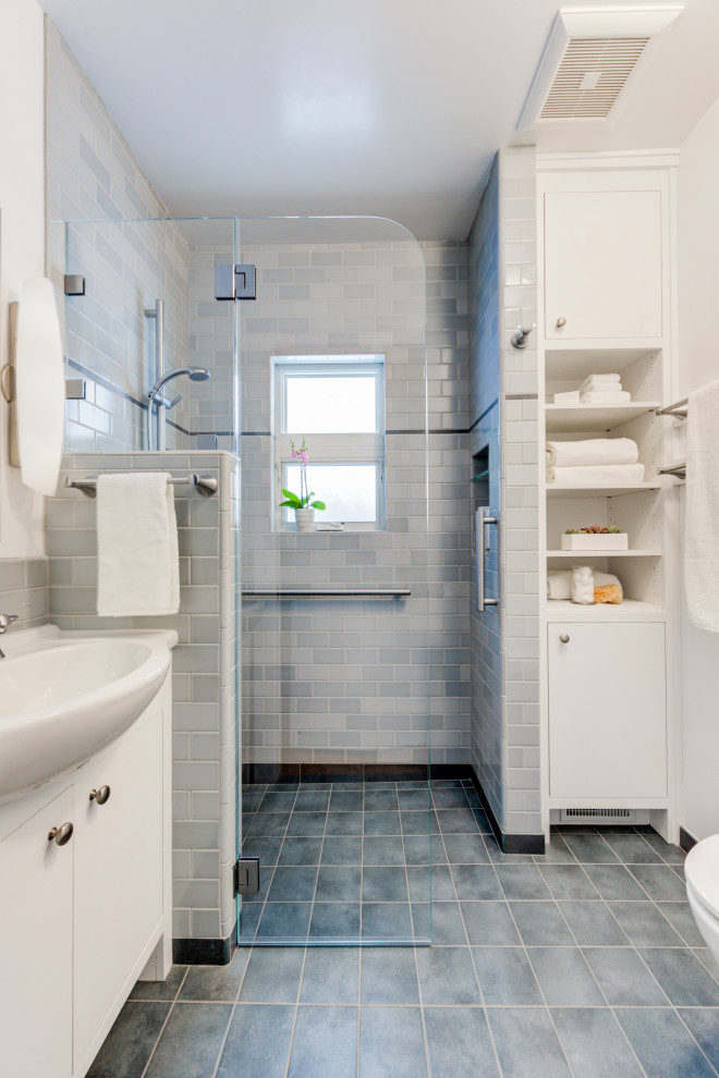 Свежая идея для дизайна: маленькая ванная комната в стиле неоклассика (современная классика) с плоскими фасадами, белыми фасадами, душем без бортиков, инсталляцией, синей плиткой, керамической плиткой, белыми стенами, полом из керамогранита, монолитной раковиной, столешницей из искусственного камня, синим полом, открытым душем, белой столешницей, нишей, тумбой под одну раковину и встроенной тумбой для на участке и в саду - отличное фото интерьера