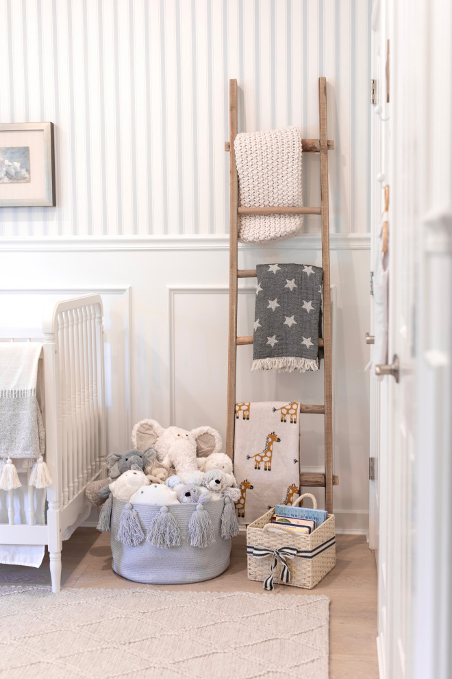 Ispirazione per una cameretta per neonato country di medie dimensioni con parquet chiaro, pavimento beige, pareti multicolore e carta da parati