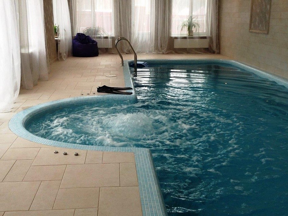 Бассейн в частном доме с гейзером