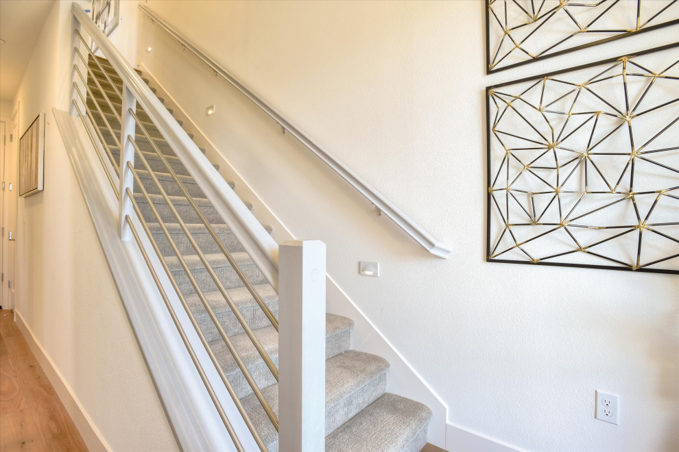 Imagen de escalera recta contemporánea con barandilla de varios materiales