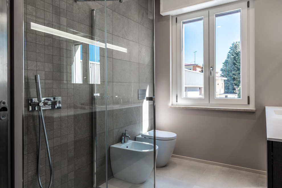 Bathroom - contemporary bathroom idea in Milan