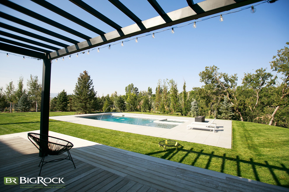 Moderner Pool hinter dem Haus in rechteckiger Form mit Betonplatten in Salt Lake City