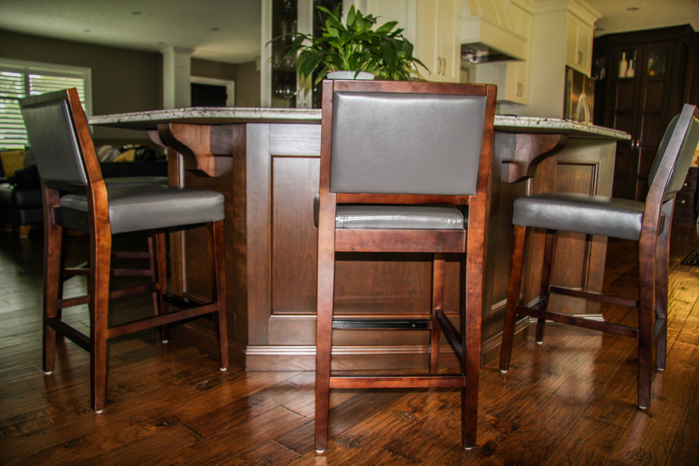 Inspiration for a timeless kitchen remodel in Toronto