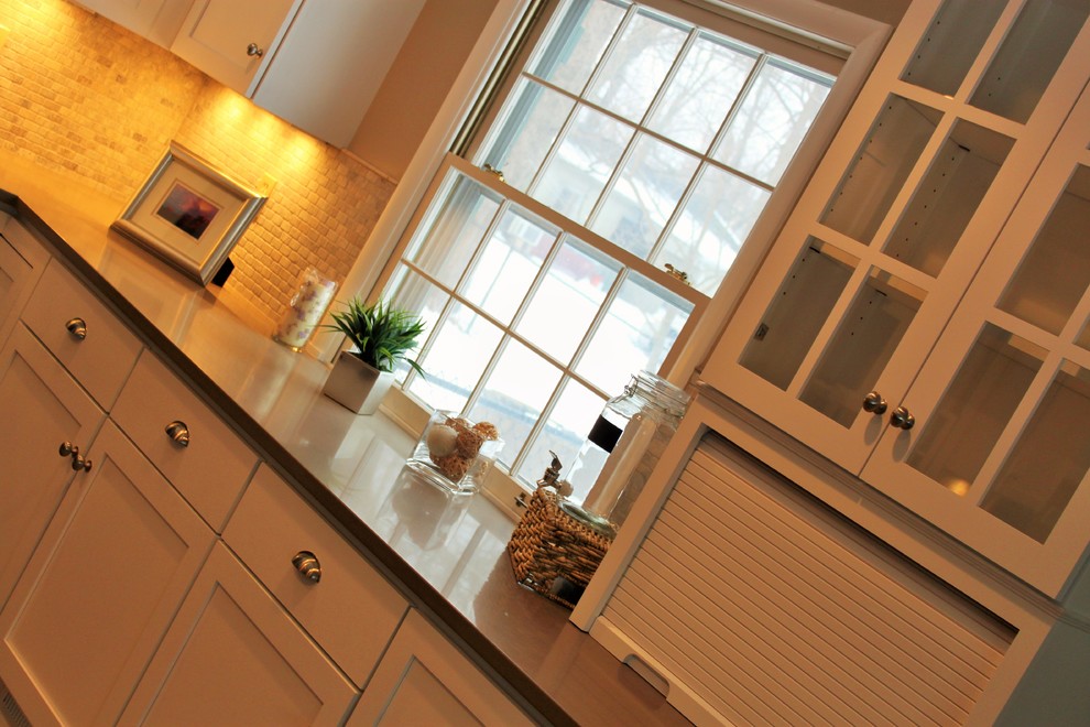 Large transitional l-shaped medium tone wood floor eat-in kitchen photo in Indianapolis with an undermount sink, shaker cabinets, white cabinets, quartz countertops, beige backsplash, stone tile backsplash and an island