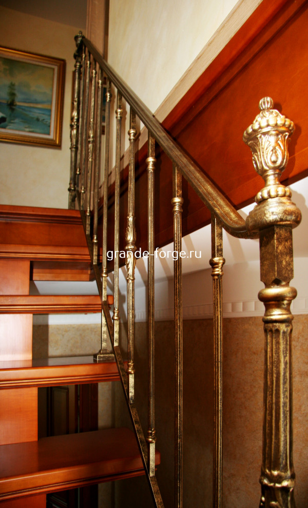 Лестница на центральном косоуре с чугунным ограждением Grande forge(Франция)