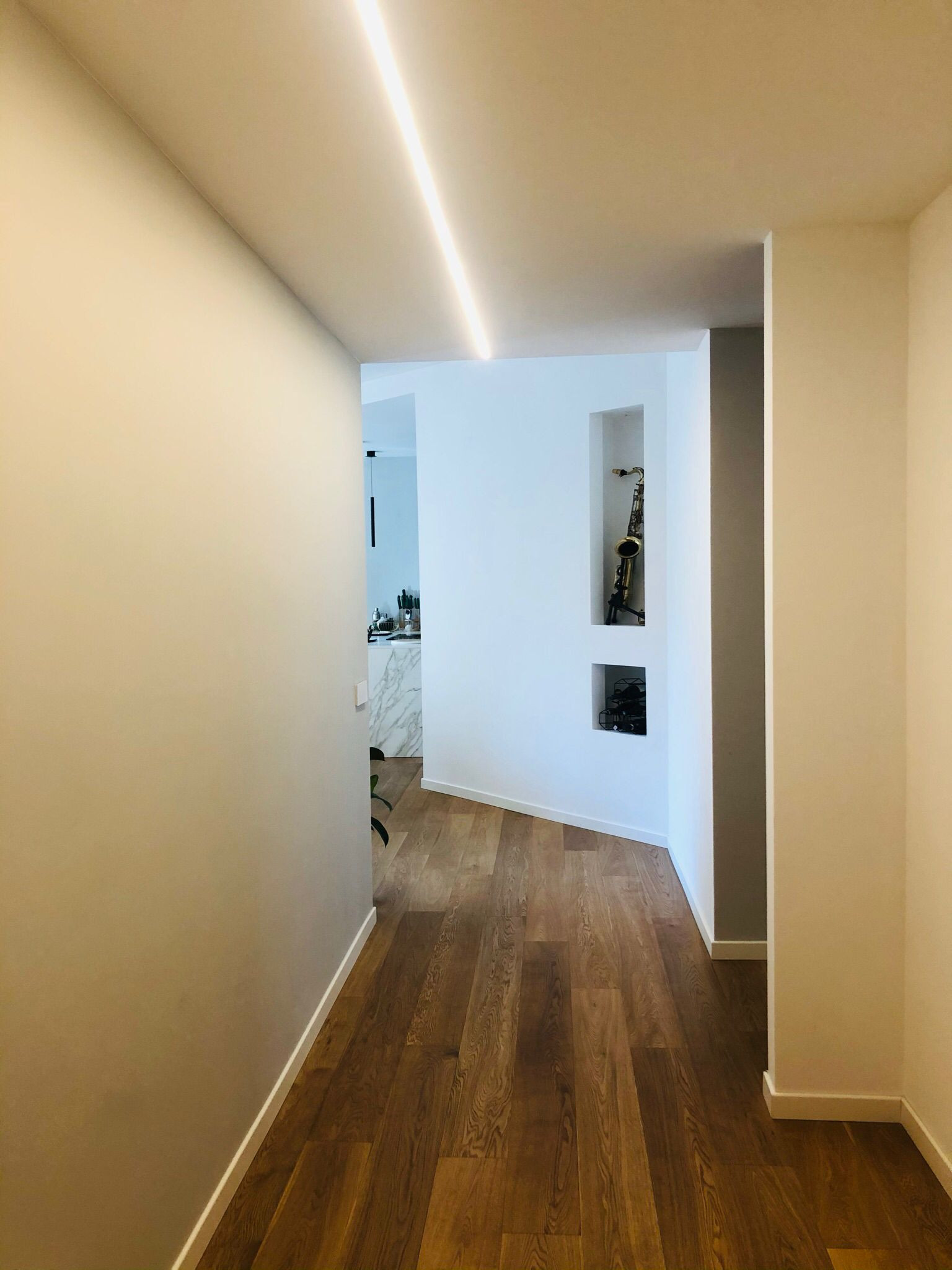 VIA MARTINETTI | Corridoio con led in lunghezza