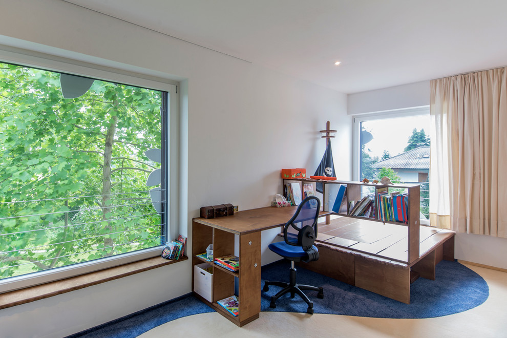 Neutrales Modernes Kinderzimmer mit Arbeitsecke und weißer Wandfarbe in Nürnberg