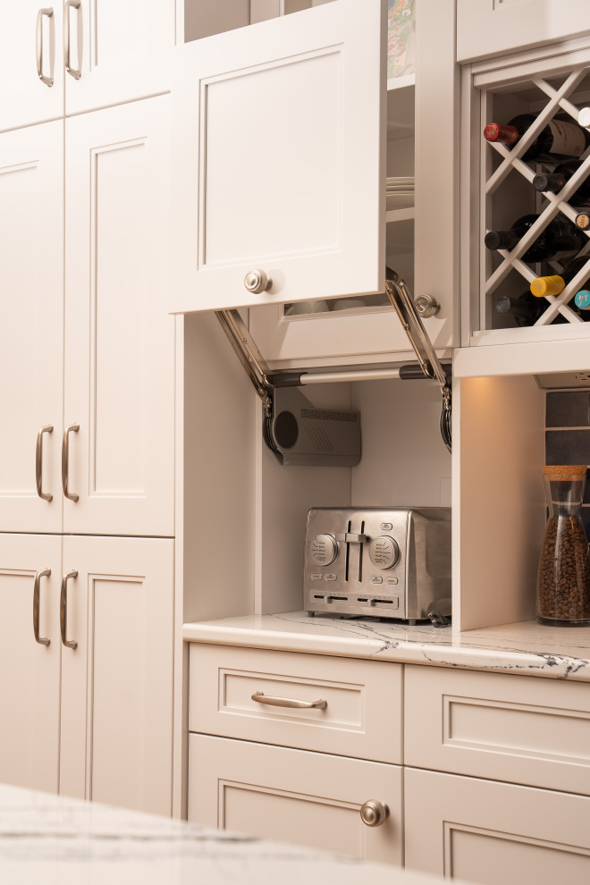 Inspiration for a transitional home design remodel in Minneapolis