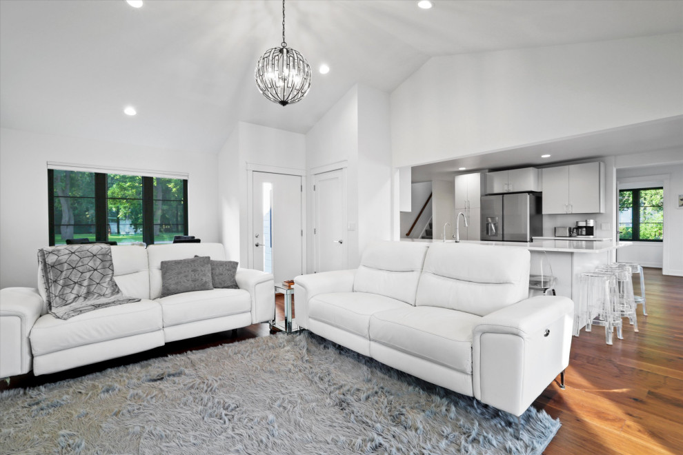 Aménagement d'un salon moderne de taille moyenne et ouvert avec sol en stratifié et un sol blanc.