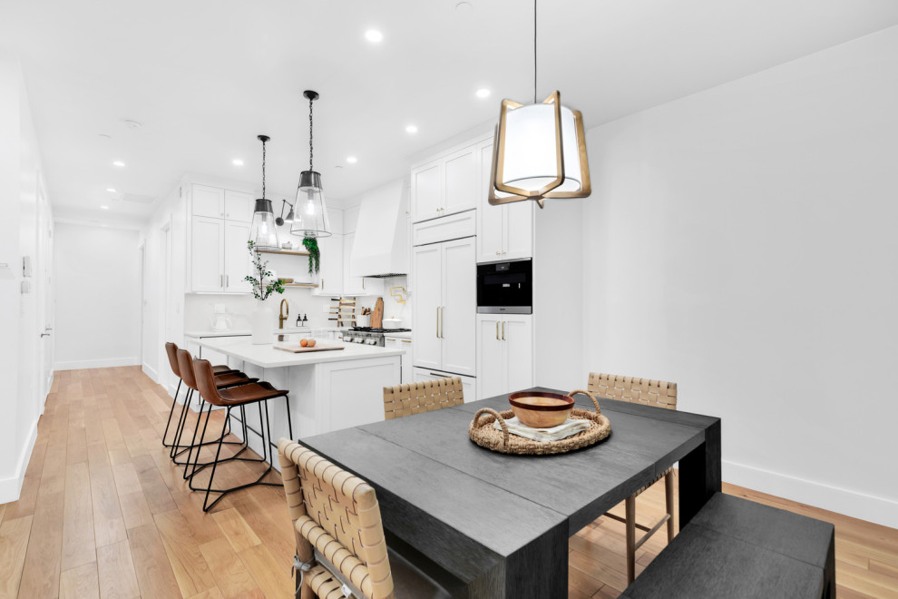Mittelgroße Klassische Wohnküche mit weißer Wandfarbe, braunem Holzboden und braunem Boden in New York